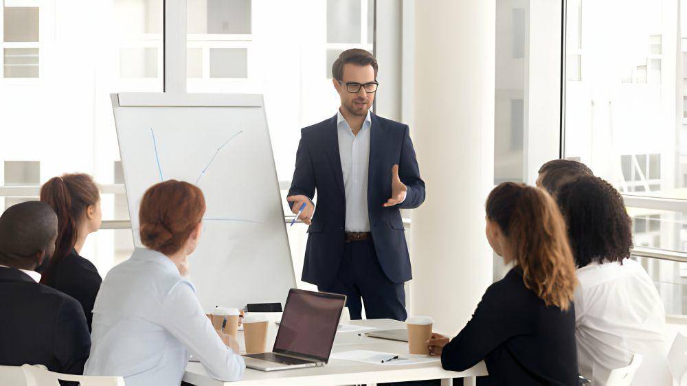 ilustrasi pria memberikan presentasi dalam rapat (istockphoto.com/fizkes)