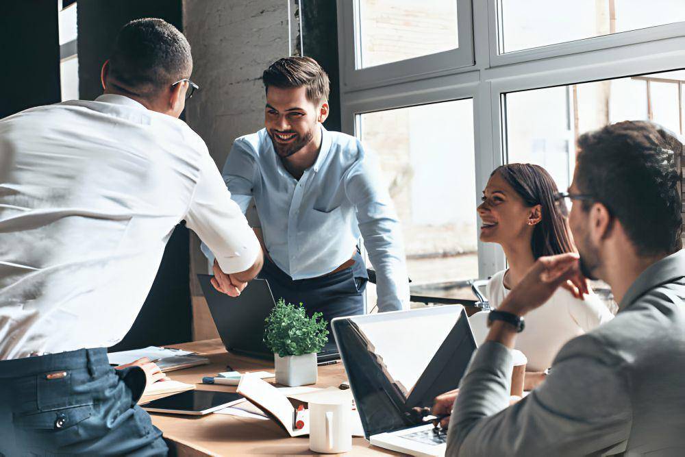 ilustrasi pemimpin pria mencapai kesepakatan dalam rapat (istockphoto.com/g-stockstudio)