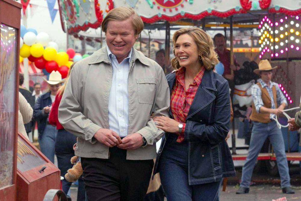 Jesse Plemons dan Elizabeth Olsen dalam serial Love and Death (dok. Lionsgate Television/Love and Death)