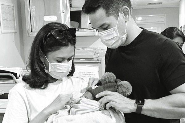 7 Potret Nana Mirdad Jenguk Bayi yang Ditemukannya usai Dirawat di RS