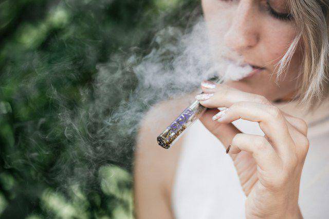 Ilustrasi sedang menyedot rokok elektrik atau e-cigarette (unsplash.com/Grav)