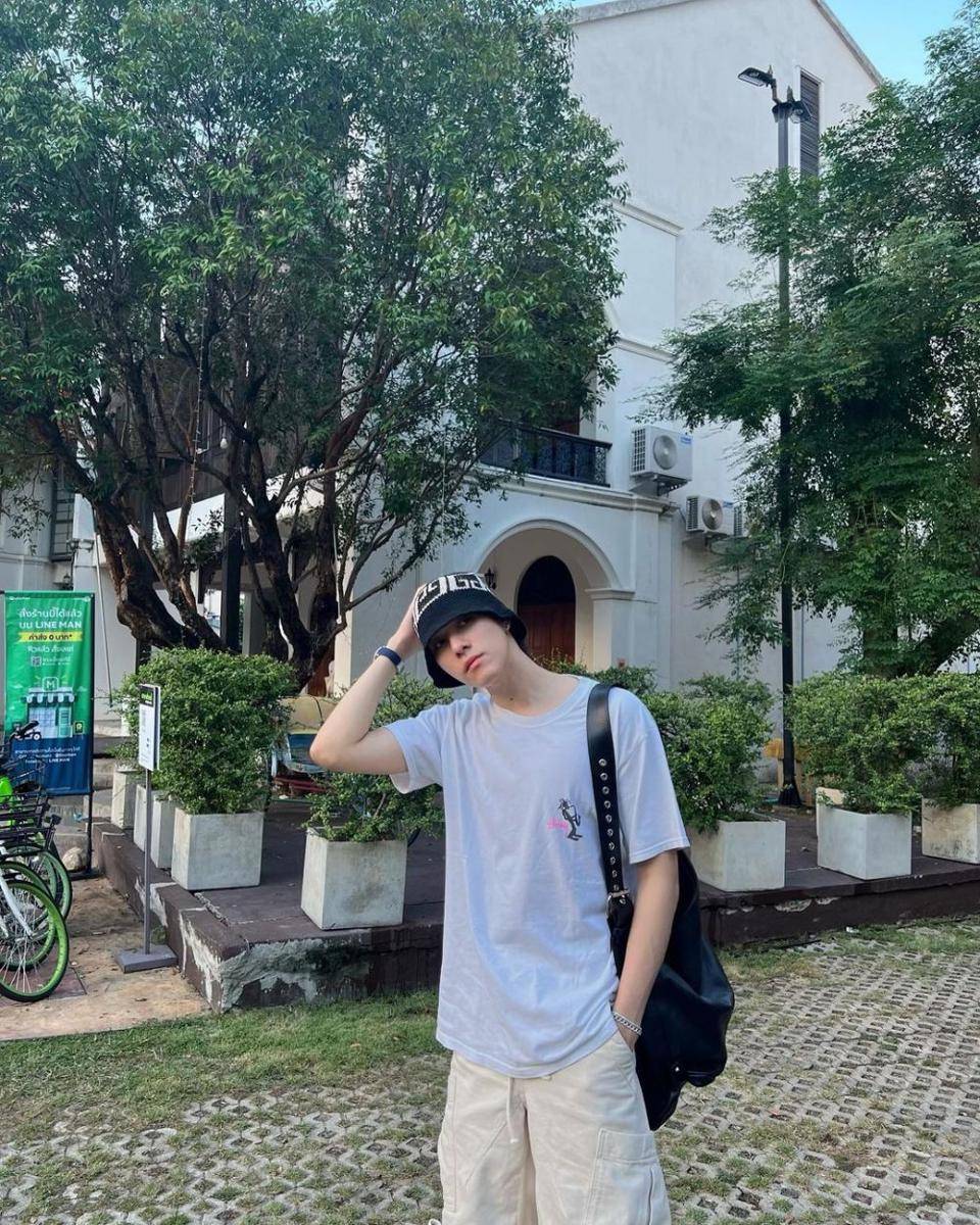 OOTD bucket hat ala Nani Hirunkit (instagram.com/hirunkit_)