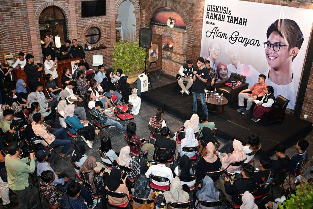 Alam Ganjar menyerap aspirasi dari anak-anak muda dalam acara diskusi dan ramah tamah di Kulon Progo, DIY. (dok. TPN Ganjar Mahfud)
