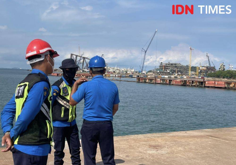 Petugas Ditpam BP Batam di depan kawasan pelabuhan peti kemas Batu Ampar yang akan dikembangkan (IDN Times/Putra Gema Pamungkas)