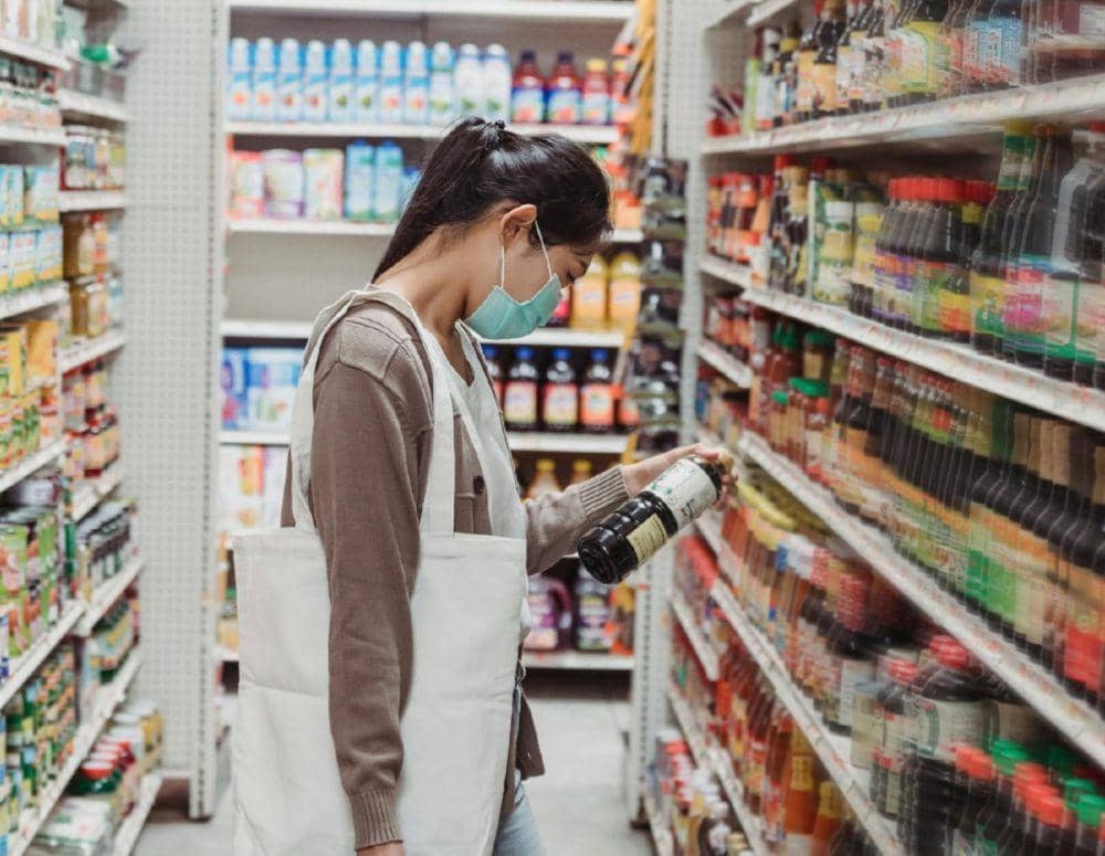 ilustrasi memeriksa produk (pexels.com/Kevin Malik)