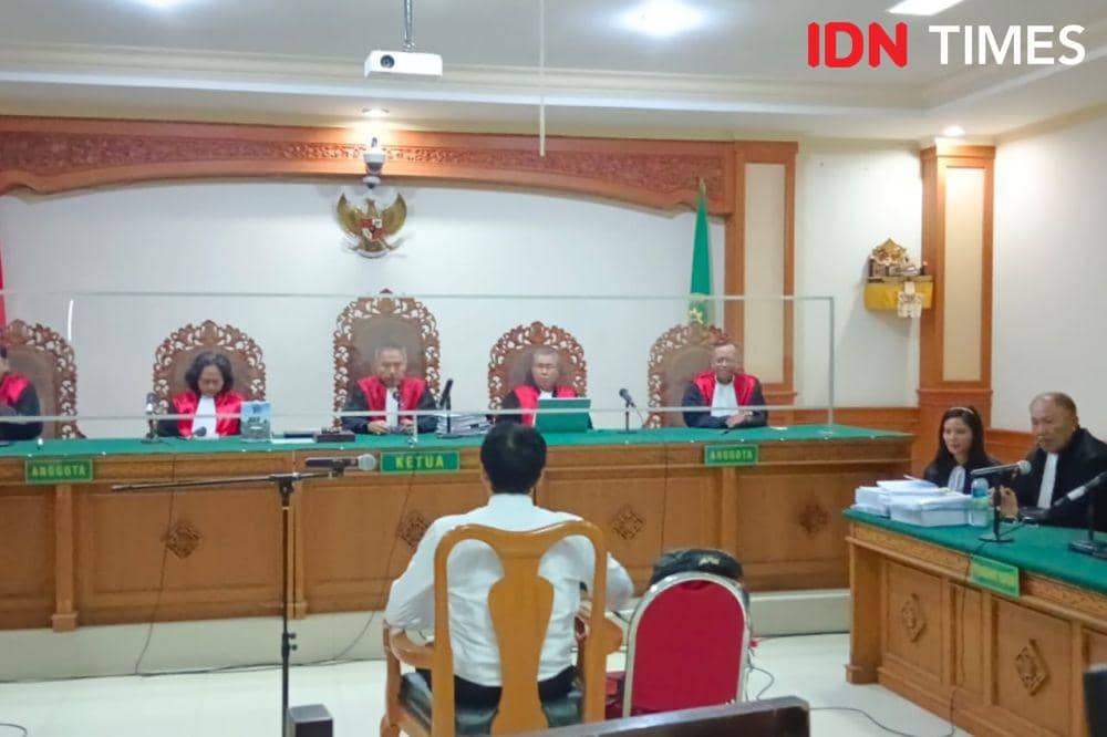 Prof Dr I Nyoman Gede Antara dalam Sidang Tuntutan perkara SPI Unud pada Selasa (24/1/2024) (IDN Times/Ayu Afria)