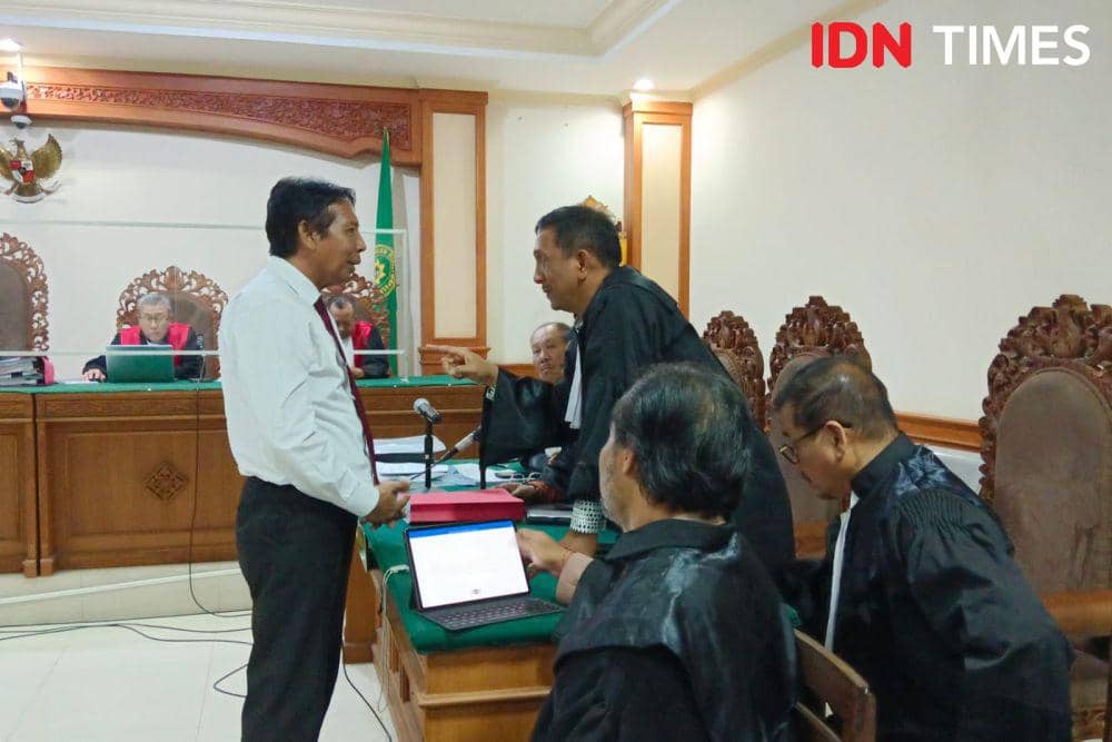 Prof Dr I Nyoman Gede Antara dalam Sidang Tuntutan perkara SPI Unud pada Selasa (24/1/2024) (IDN Times/Ayu Afria)