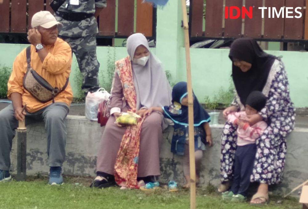 Orang tua ajak anaknya dalam kampanye akbar Anies Baswedan di Bantul.(IDN Times/Daruwaskita)