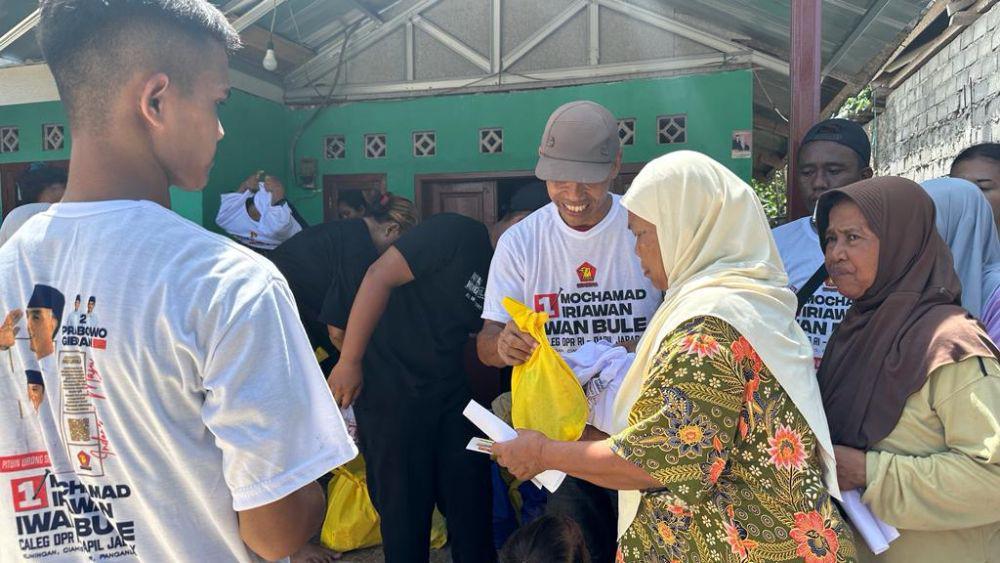 Relawan Prabowo dan Iwan Bule di Jabar Bergerak Bagikan Sembako