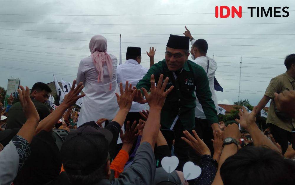 Ketua DPC PKB Bantul Abdul Halim Muslih (tengah).(IDN Times/Daruwaskita)
