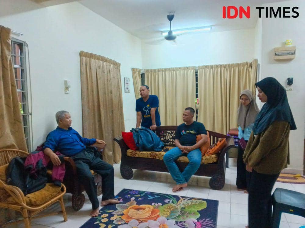 Saat sampai Kuala Lumpur Malaysia, para mahasiswa KKN Internasional disambut Prof Khoiri.(IDN Times/Dok. UIN Saizu).