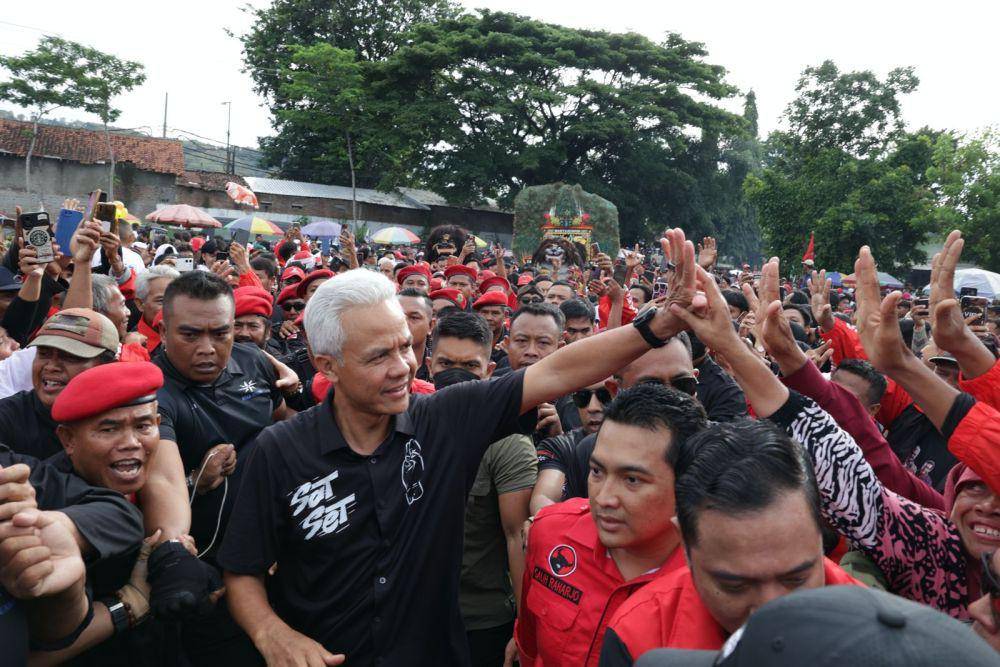 Capres nomor urut 3, Ganjar Pranowo saat memberi salam tos kepada salah satu relawannya yang hadir di acara gelaran hajatan rakyat di Weleri, Kabupaten Kendal. (IDN Times/Dok Tim Media Ganjar)