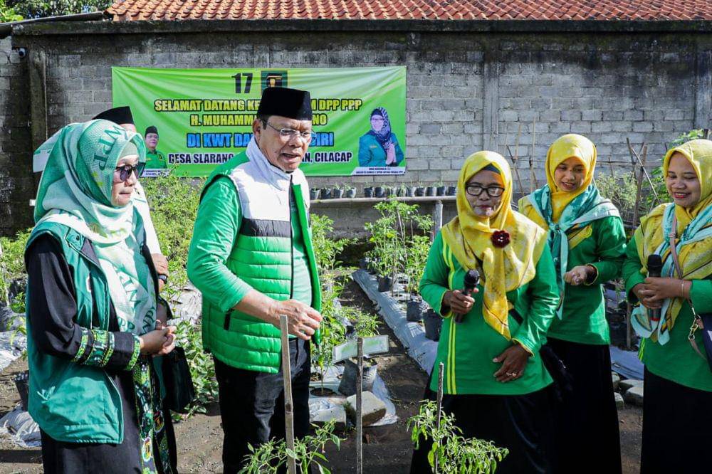 Plt Ketum PPP, Mardiono bertemu dengan sejumlah petani hidroponik di Kabupaten Cilacap, Jawa Tengah (IDN Times/Istimewa)