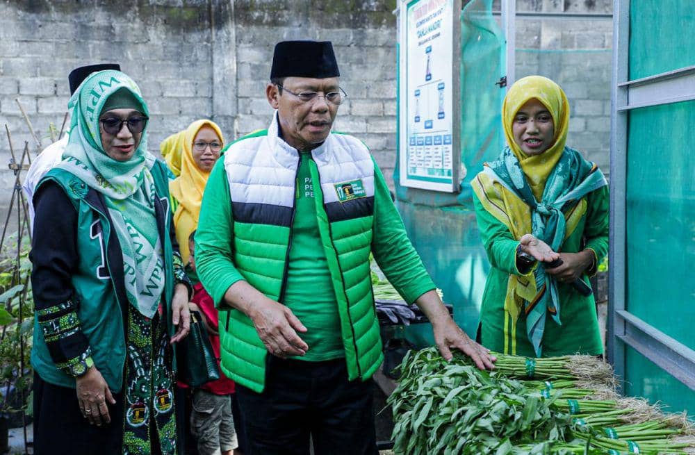 Plt Ketum PPP, Mardiono bertemu dengan sejumlah petani hidroponik di Kabupaten Cilacap, Jawa Tengah (IDN Times/Istimewa)