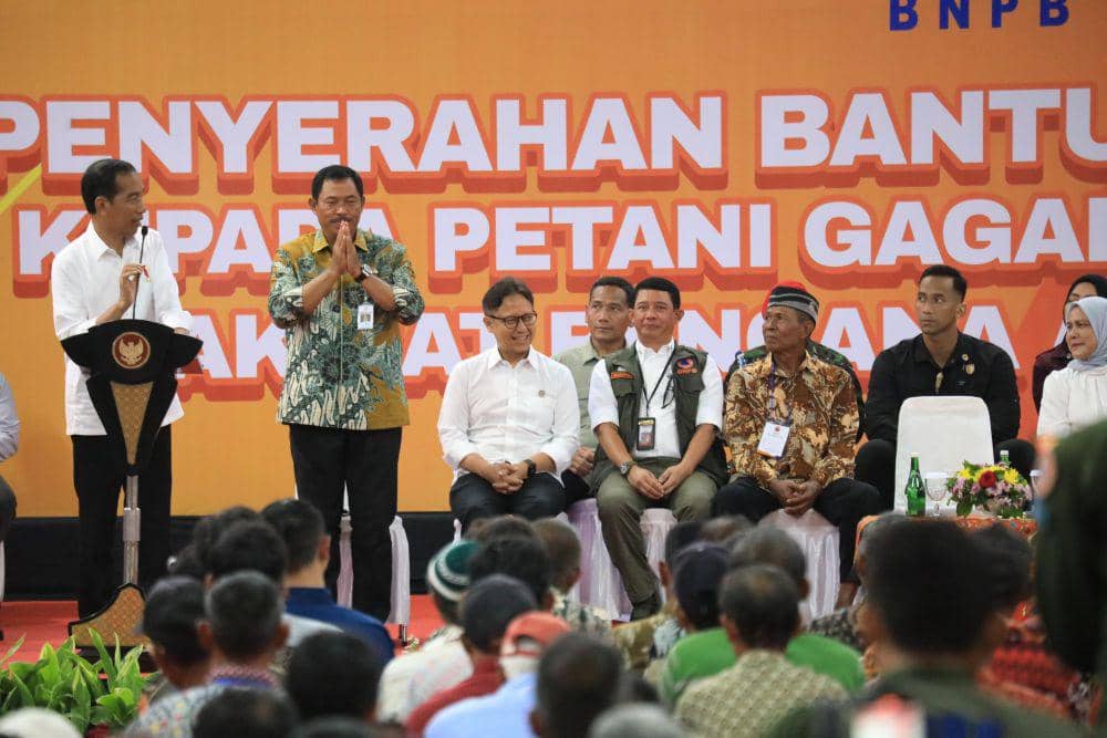 Pj Gubernur Jateng Nana Sudjana bersama Jokowi di Grobogan. (IDN Times/Dok Humas Pemprov Jateng)