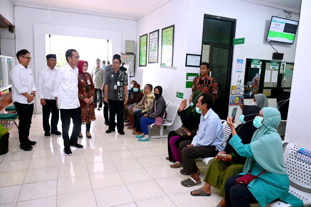 Presiden Jokowi meninjau layanan kesehatan yang ada di Puskesmas Toroh 1, Kabupaten Grobogan, Jawa Tengah, pada Selasa (23/1/2024) (dok. Sekretariat Presiden)