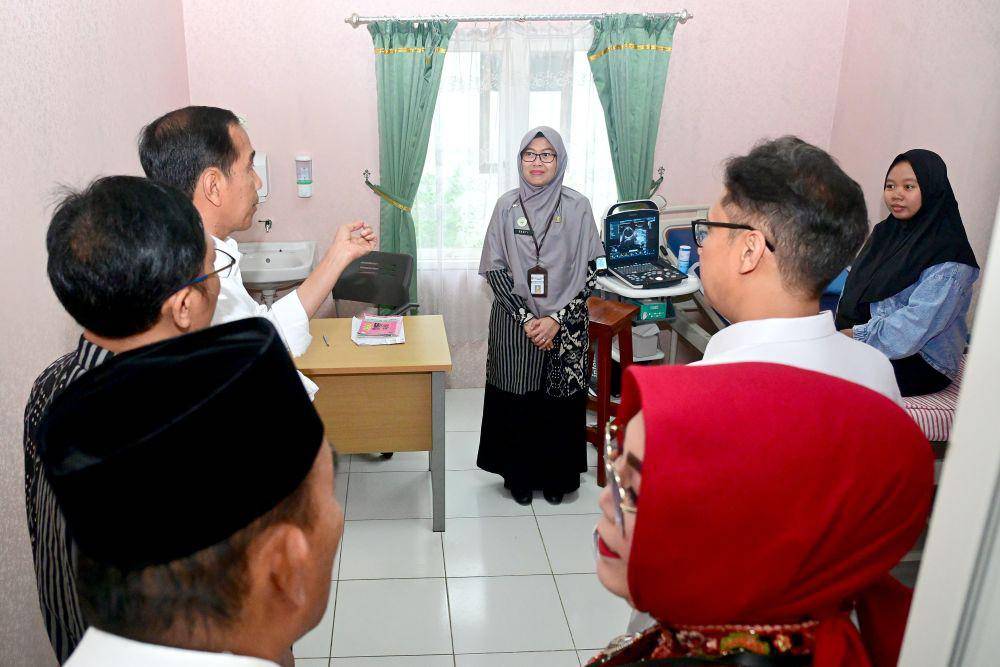 Presiden Jokowi meninjau layanan kesehatan yang ada di Puskesmas Toroh 1, Kabupaten Grobogan, Jawa Tengah, pada Selasa (23/1/2024) (dok. Sekretariat Presiden)