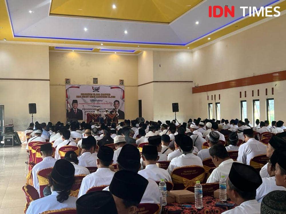 Ratusan anggota komunitas ulama semut ireng Klaten saat konsolidasi dan doa bersama di gedung pertemuan Desa Jetis Kecamatan Tulung Kabupaten Klaten. (IDN Times/Fariz Fardianto (