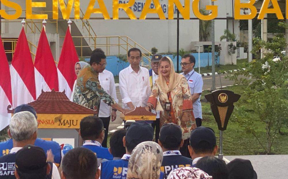 Presiden Jokowi bersama Pj Gubernur Jateng Nana Sudjana dan Walikota Semarang Hevearita Gunaryanti Rahayu saat memencet tombol peresmian SPAM Semarang Barat. (IDN Times/bt)