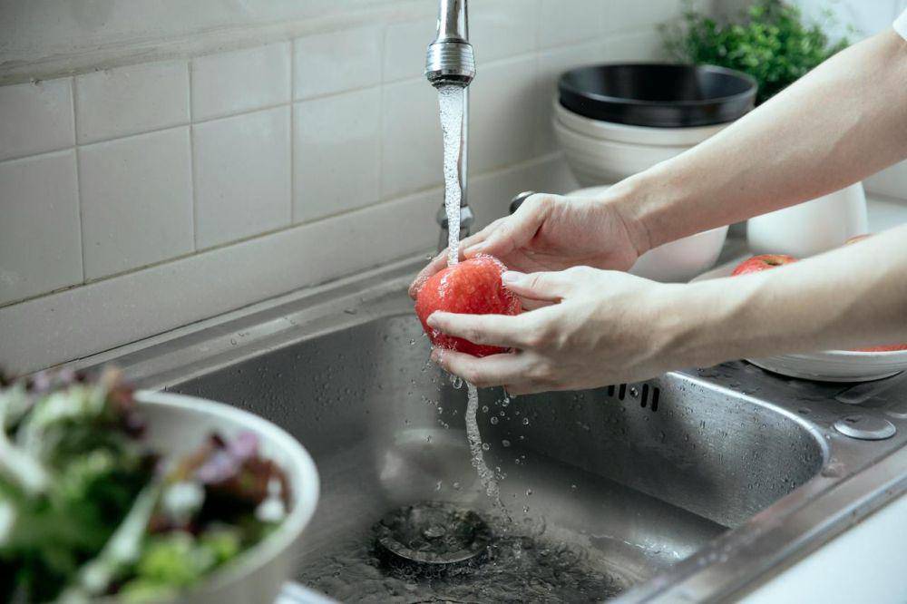 proses mencuci buah (pexels.com/Miriam Alonso)