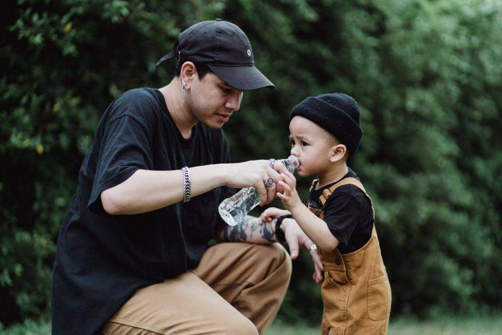 ilustrasi anak minum (unsplash.com/ketut subiyanto)