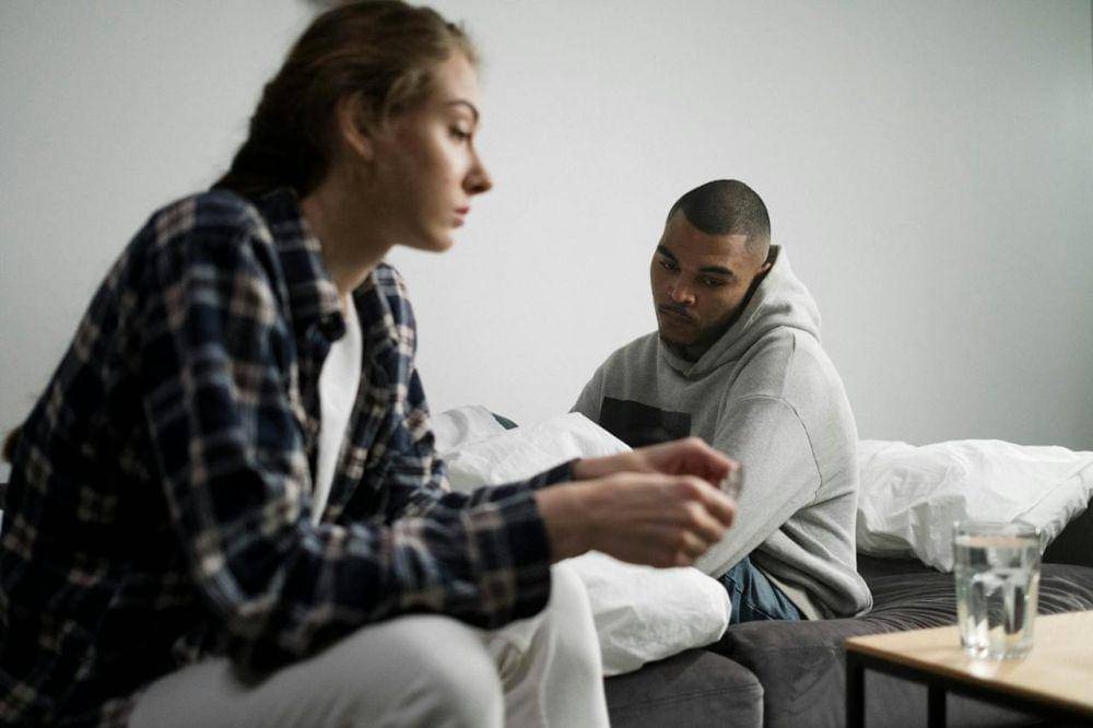 ilustrasi pria sedang sakit (Pexels.com/Ron Lach)