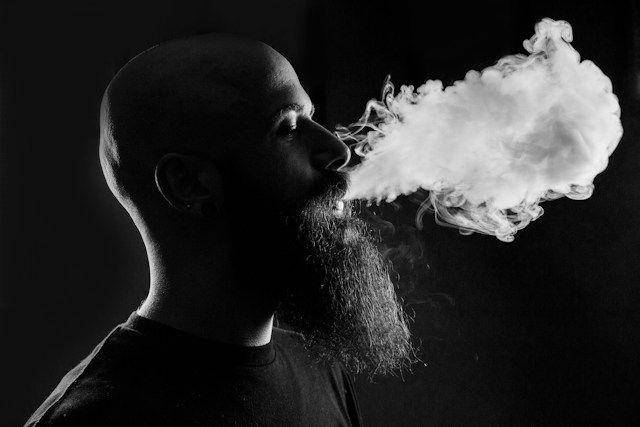 Ilustrasi seorang pria sedang merokok menggunakan VAPE (unsplash.com/Quinten de Graaf)