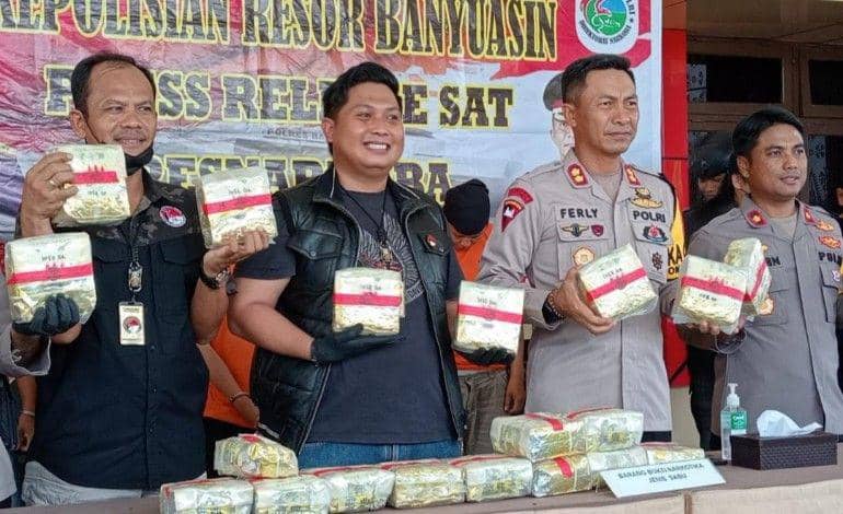 (Sat Res Narkoba Polres Banyuasin saat mengungkap kasus penangkapan sabu sebanyak 19 Kg) IDN Times/istimewa