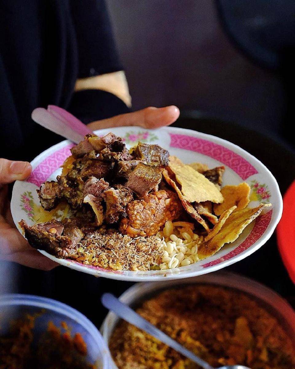 Sepiring nasi buk dengan lauk lengkap di Warung Sholawat Hj Saudah. Instagram/amazingmalangeats