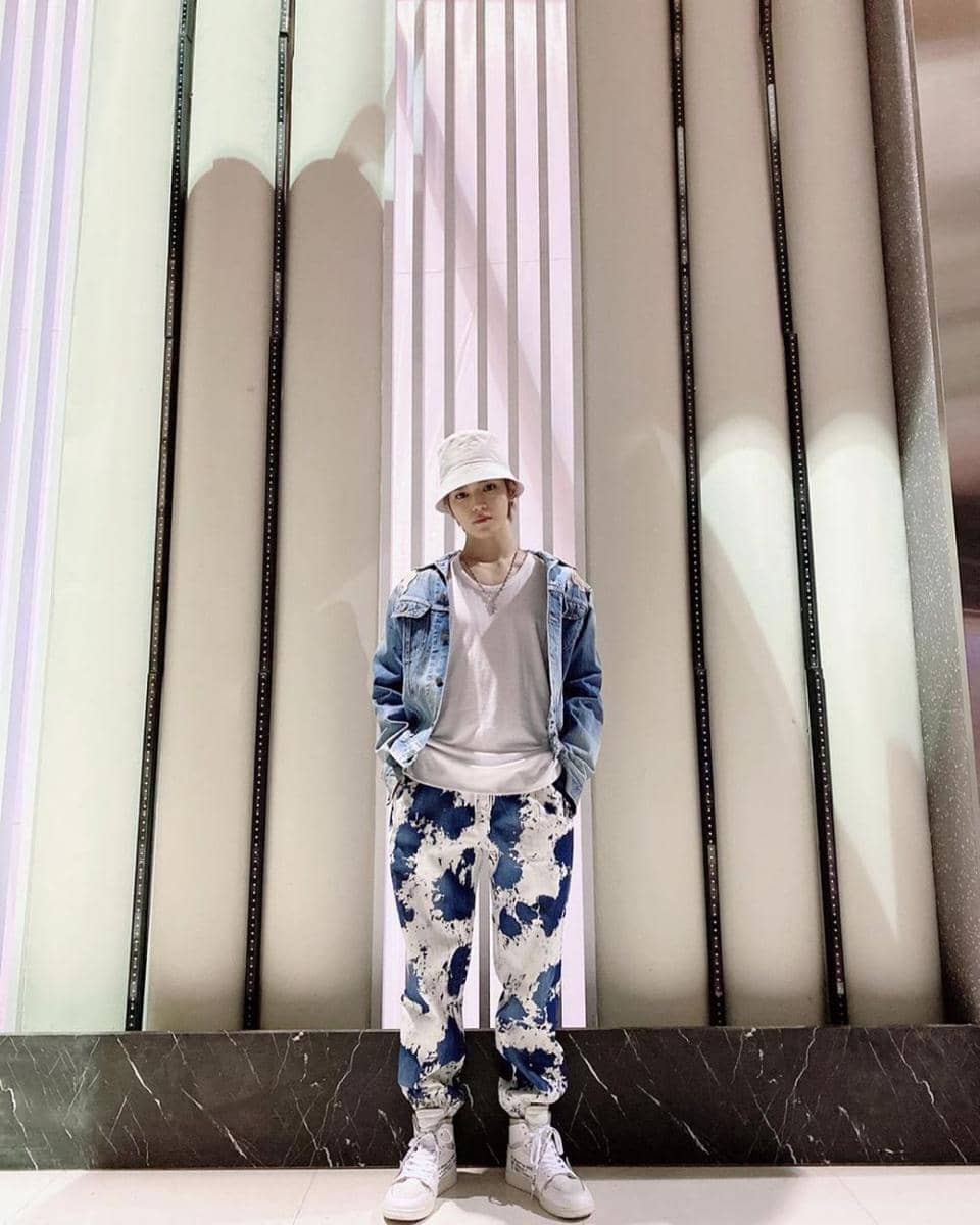 padu padan celana jeans ala Taeyong NCT (instagram.com/taeoxo_nct)