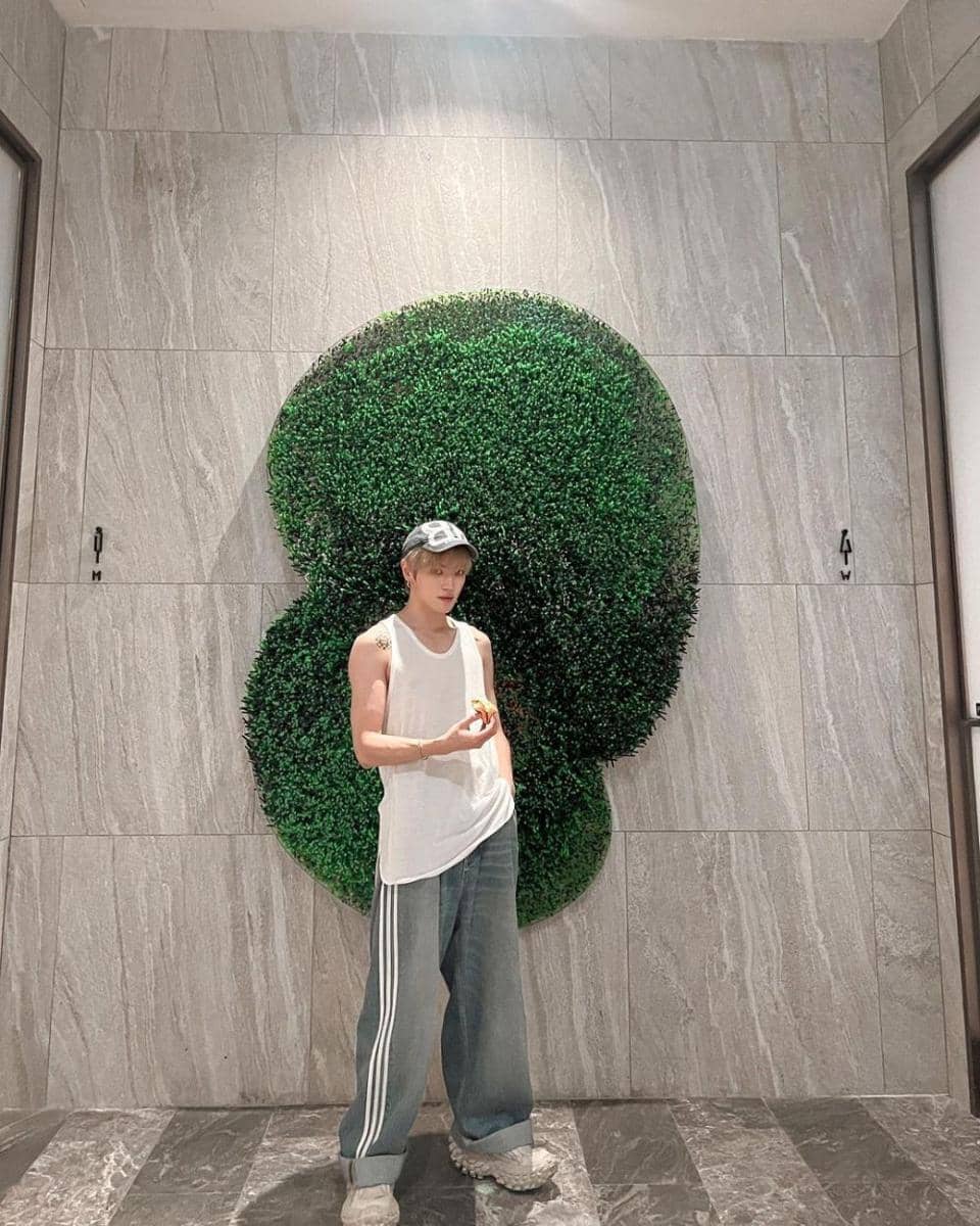 padu padan celana jeans ala Taeyong NCT (instagram.com/taeoxo_nct)