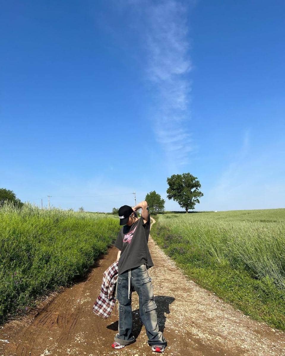 padu padan celana jeans ala Taeyong NCT (instagram.com/taeoxo_nct)
