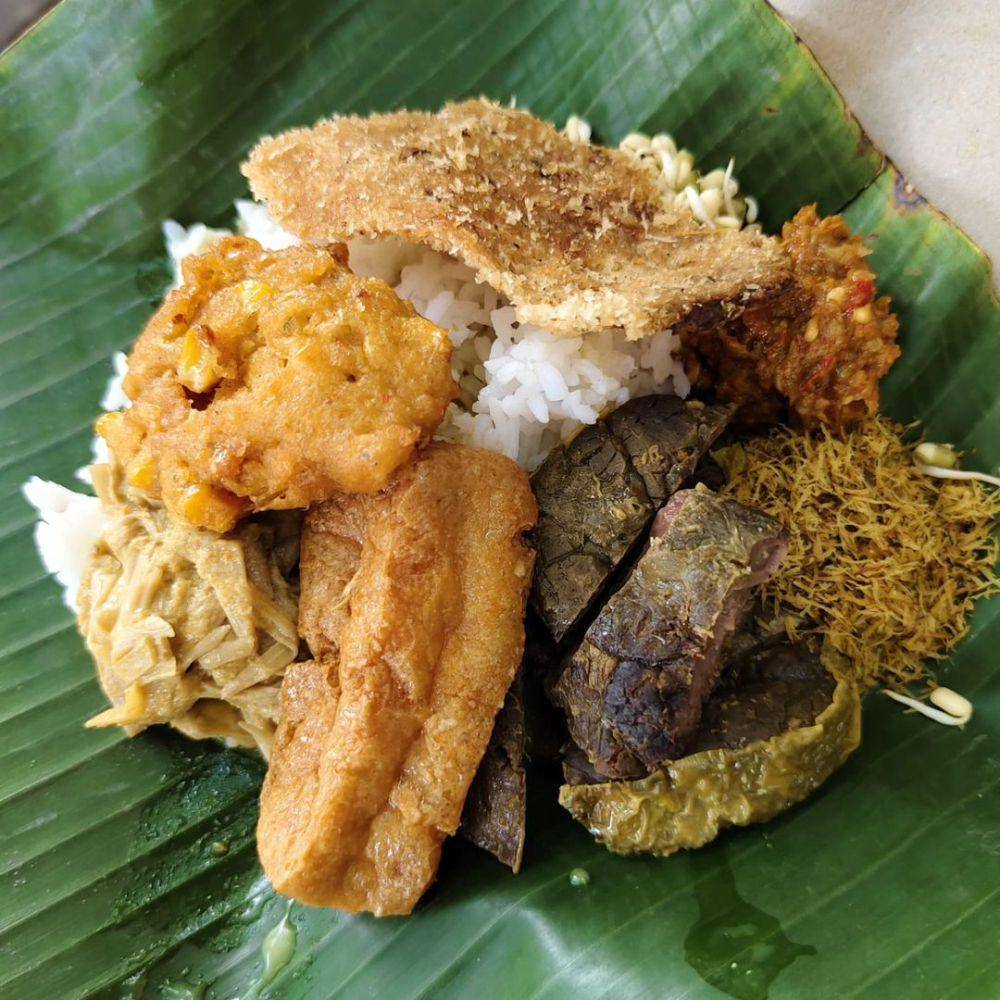 Sepiring nasi buk Bu Supina Pasar Oro-Oro Dowo Malang. Instagram/miss.ngemil