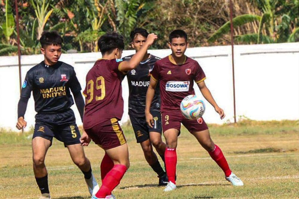 Salah satu momen pertandingan Madura United U-16 melawan PSM Makassar U-16 dalam ajang Elite Pro Academy (EPA) 2023-24. (Instagram.com/akademipsmmakassar)