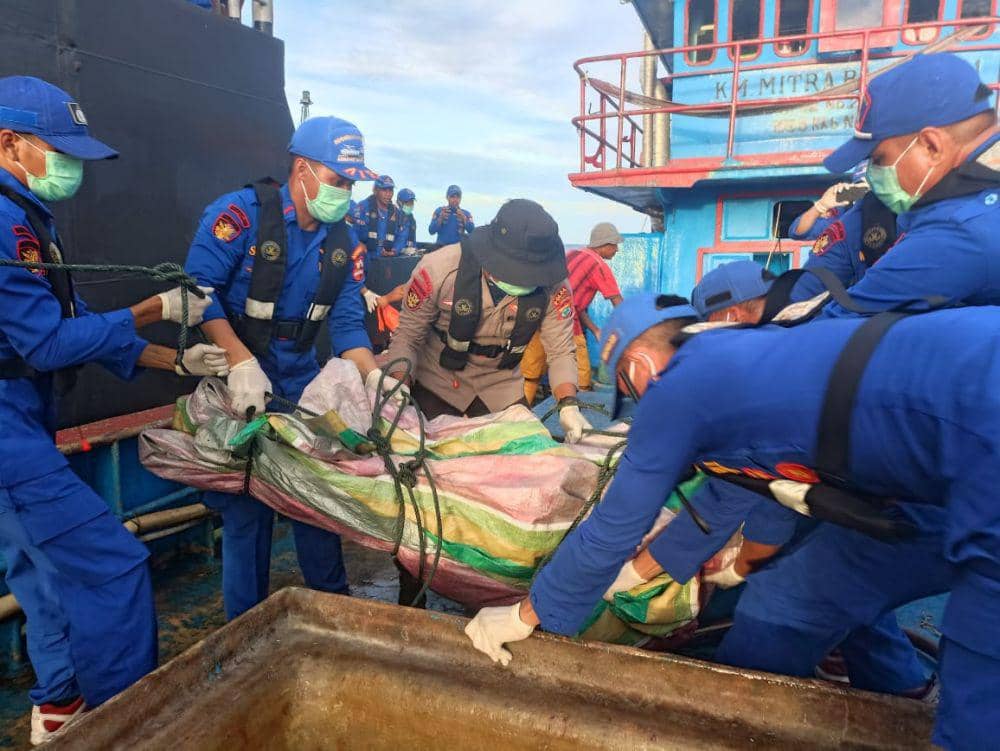 Personel Ditpolairud Polda Sulawesi Utara mengangkut jenazah penumpang Kapal LCT Bora V yang dievakuasi di perairan Batang Dua, Ternate, Maluku Utara, Selasa (23/1/2024). IDNTimes/Dok. Ditpolairud Polda Sulut