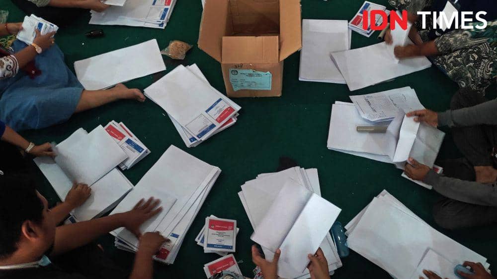 Proses penyortiran dan pelipatan surat suara di Kota Banda Aceh, Aceh. (IDN Times/Mhd Saifullah)