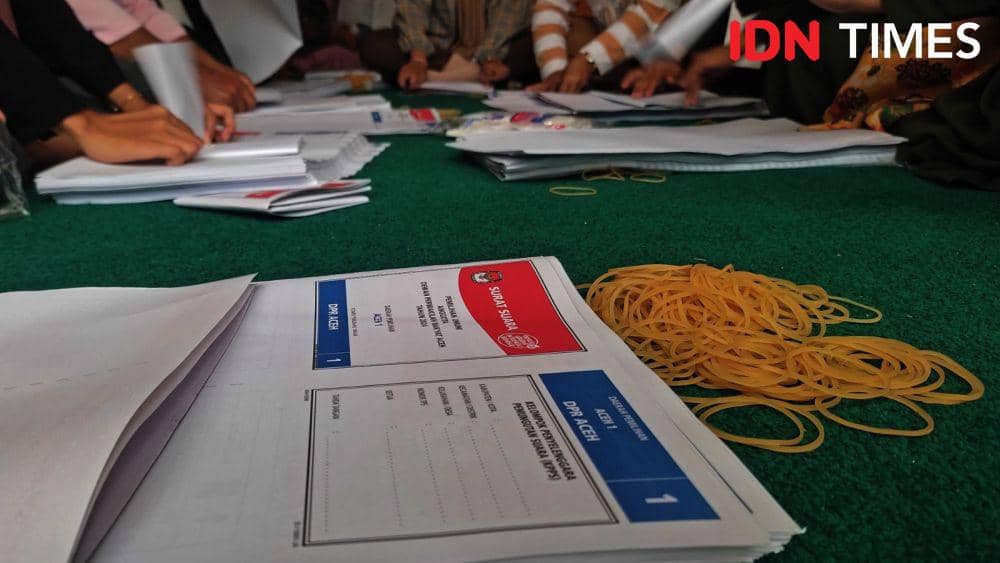 Hujan Semalaman, Surat Suara Pemilu di KPU Lebak Kena Rembesan Air