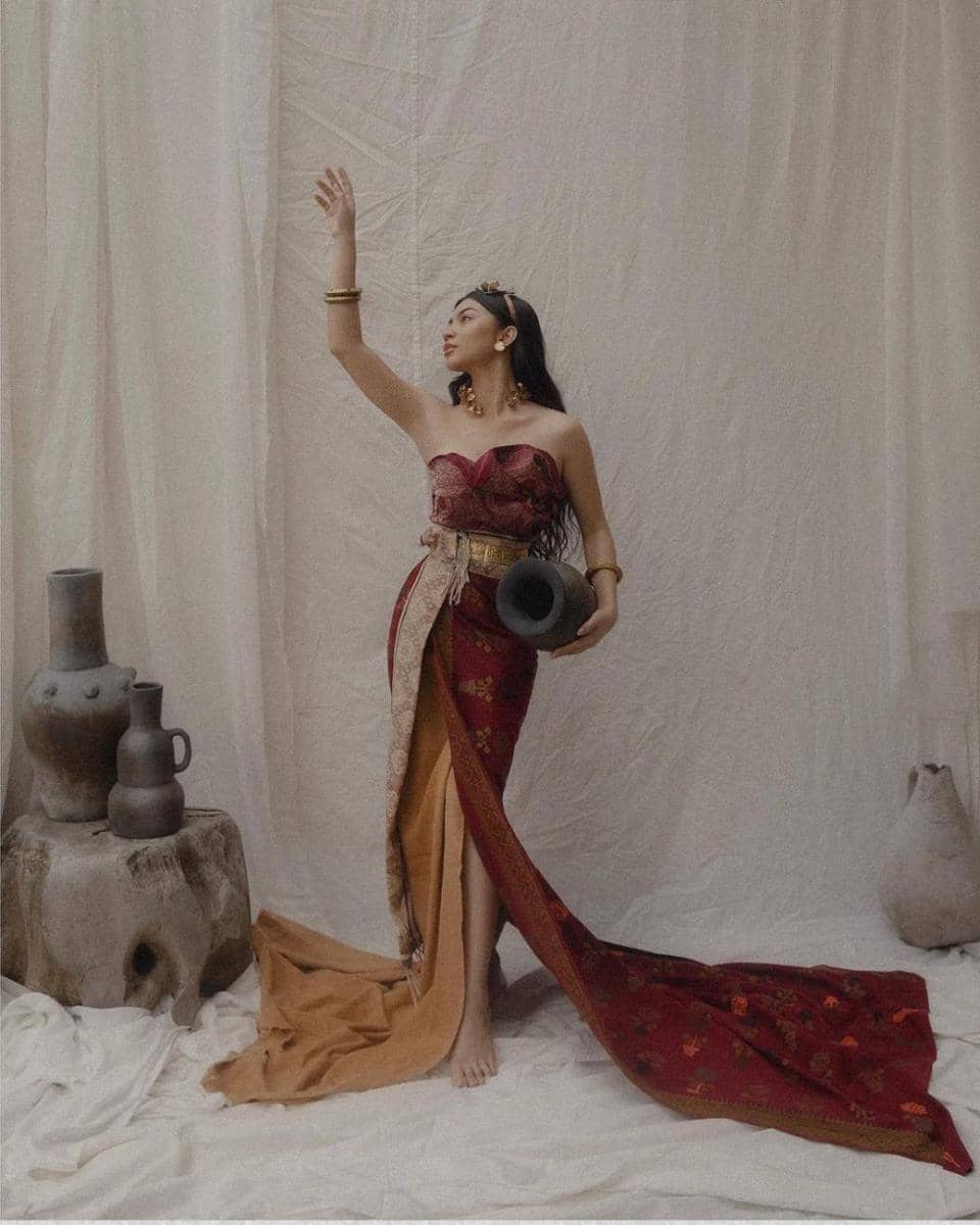 pesona Ariel Tatum dengan busana etnik (instagram.com/arieltatum)