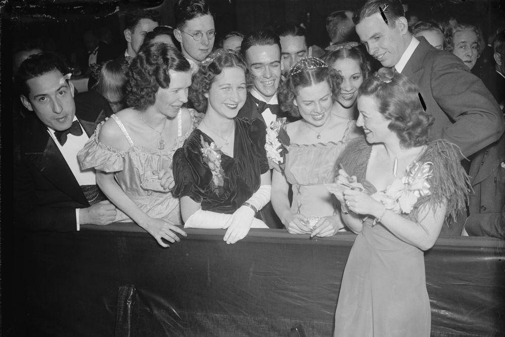 Janet Gaynor (kanan), bintang Hollywood, dimintai tanda tangan saat ia tiba pada pesta ulang tahun presiden di Wardman Park Hotel, Washington, DC, Sabtu 29 Januari 1938. (commons.wikimedia.org/Harris and Ewing Photographs)