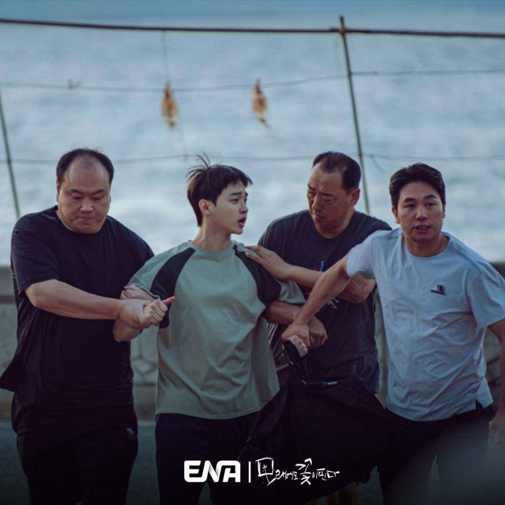 cuplikan drama Like Flowers in Sand (instagram.com/channel.ena.d)