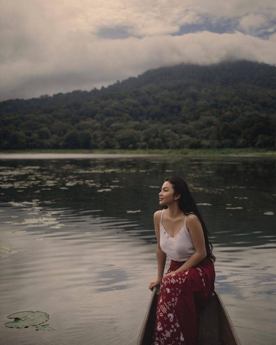 pesona Ariel Tatum dengan busana etnik (instagram.com/arieltatum)