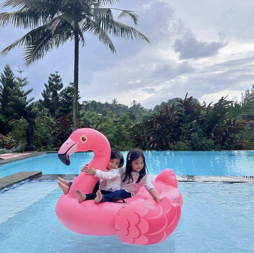 potret Cipung healing ke villa milik Mami Toko (Instagram.com/rieta_amilia)