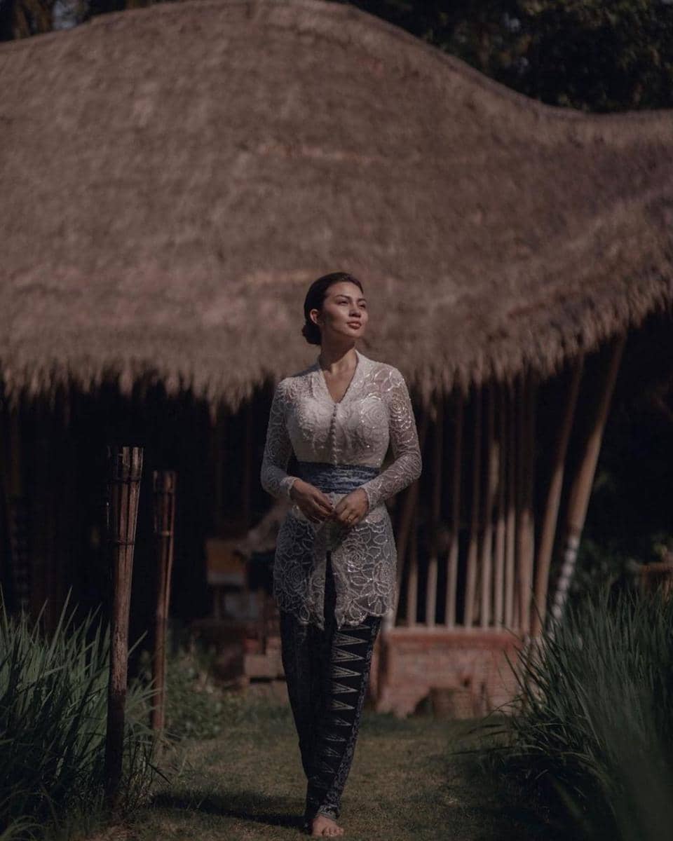 pesona Ariel Tatum dengan busana etnik (instagram.com/arieltatum)