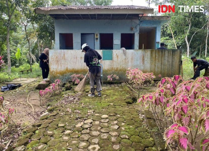 Influencer Medan memberikan makanan dan penyimpanan makanan serta melakukan aksi bersih-bersih di Medan Zoo (IDN Times/Indah Permata Sari)