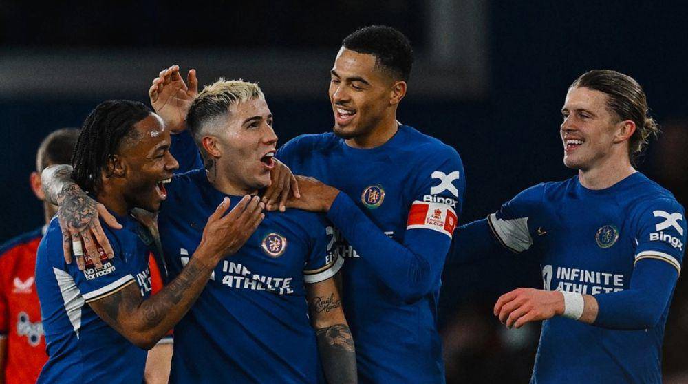 Skuad Chelsea saat merayakan gol Enzo Fernandez kala menghadapi Preston North End pada putaran ketiga Piala FA 2023/2024. (twitter.com/ChelseaFC)