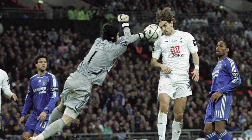Jonathan Woodgate (putih) saat mencetak gol kemenangan bagi Tottenham Hotspur pada final Piala Liga Inggris 2007/2008. (chelseafc.com)