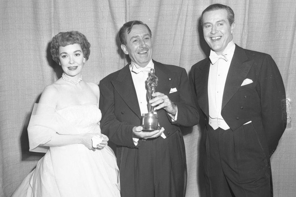 Jane Wyman (kiri), Walt Disney (tengah), dan Ray Milland (kanan) berfoto bersama. Walt Disney sendiri memenangkan Film Pendek Aksi Langsung Terbaik untuk Water Birds. (commons.wikimedia.org/UCLA Library Special Collections)