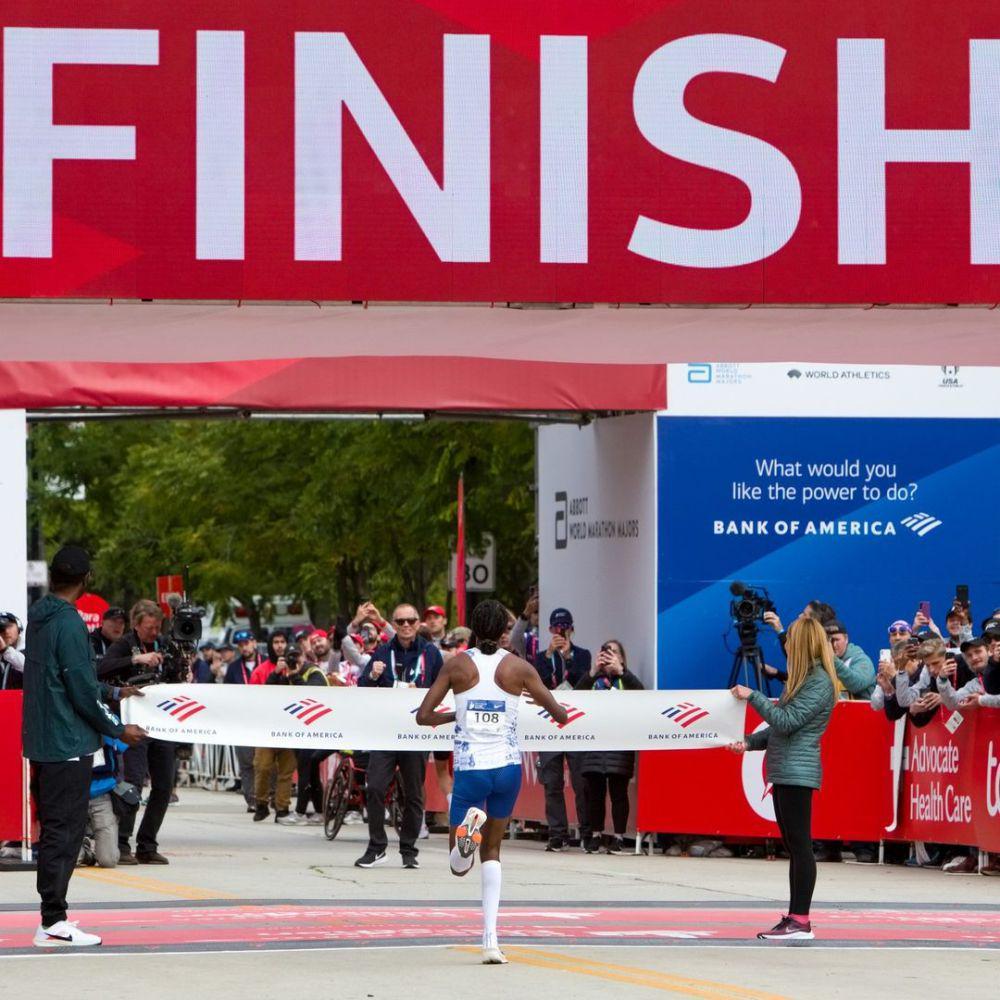 ilustrasi finish perlombaan lari (instagram.com/chimarathon)