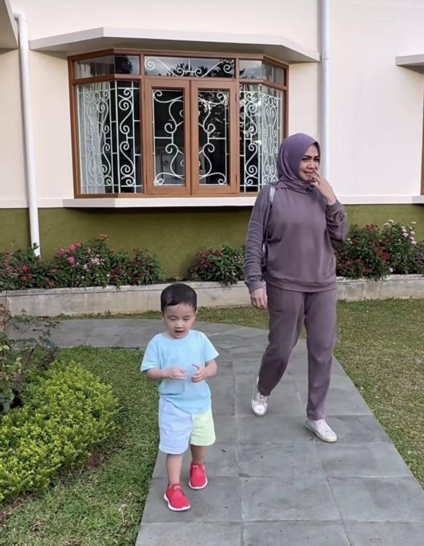 potret Cipung healing ke villa milik Mami Toko (Instagram.com/rmamitoko)