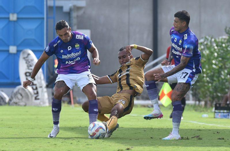 Kontrak Ezra Walian Habis Musim Ini, Belum Pastikan Masih di Persib